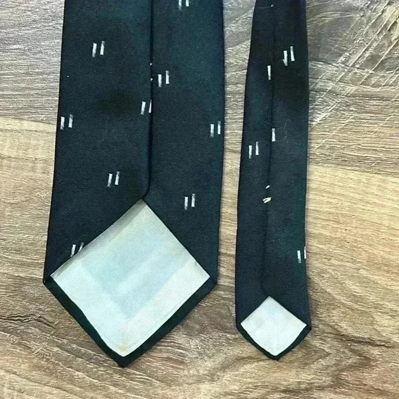 Oscar de la Renta Vintage Tie Beautiful Black with gray rectangular design. - Picture 16 of 16